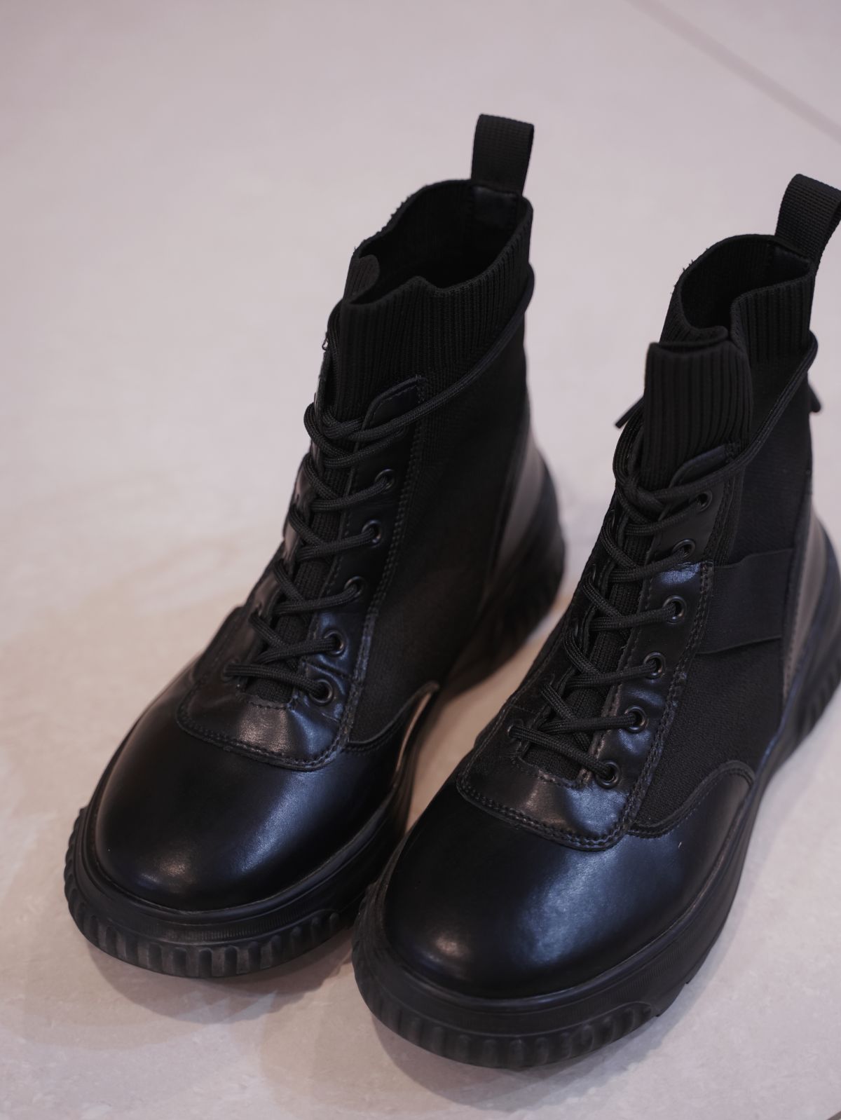 增高+顯瘦+百搭!SANLY JOY 克洛伊厚底真皮短靴穿出秋冬逆襲穿搭力 - 第11張圖