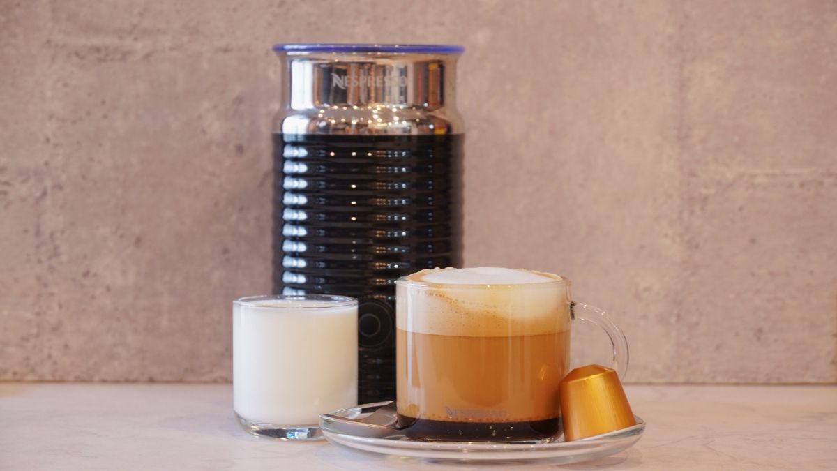 咖啡機怎麼選?為什麼我選擇 Nespresso Inissia 簡單,才是最極致的享受 - 第19張圖 使用 Nespresso 奶泡機製作漸層卡布奇諾,搭配金色沃魯托膠囊的完美早午餐咖啡