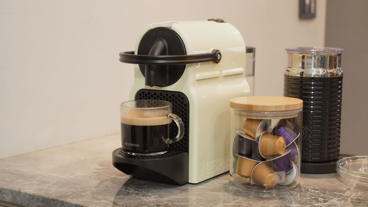 咖啡機怎麼選?為什麼我選擇 Nespresso Inissia 簡單,才是最極致的享受 - 第4張圖 Nespresso Inissia 膠囊咖啡機實測 19 Bar 高壓萃取的義式濃縮與綿密金黃色 Crema