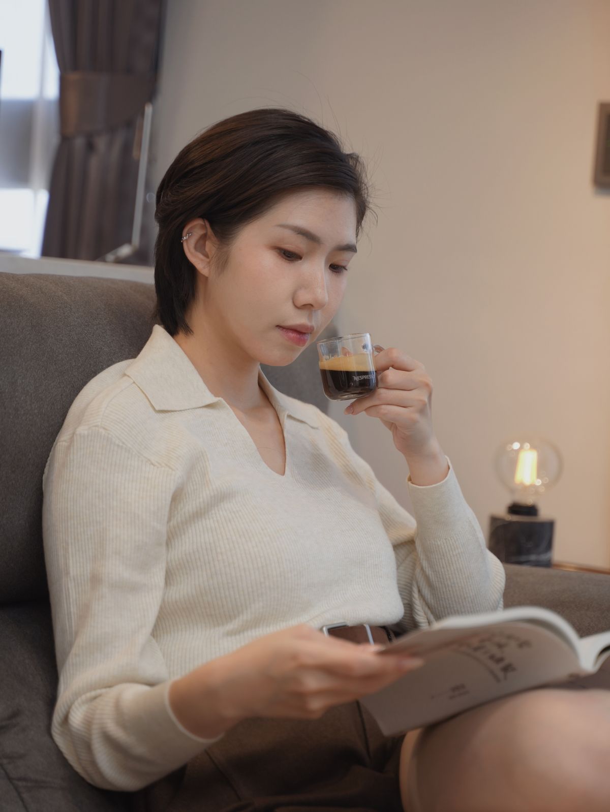 咖啡機怎麼選?為什麼我選擇 Nespresso Inissia 簡單,才是最極致的享受 - 第15張圖 Nespresso 濃縮咖啡口感體驗,濃郁香氣與閱讀時刻的完美搭配