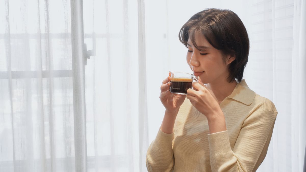 咖啡機怎麼選?為什麼我選擇 Nespresso Inissia 簡單,才是最極致的享受 - 第1張圖 在窗邊享受用 Nespresso Inissia 製作的居家拿鐵,開啟早晨的儀式感