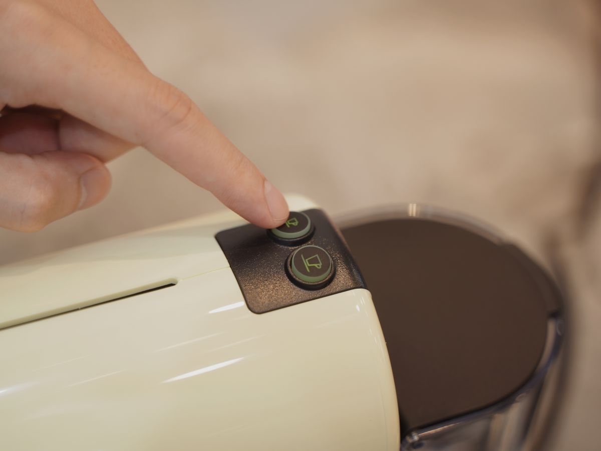 咖啡機怎麼選?為什麼我選擇 Nespresso Inissia 簡單,才是最極致的享受 - 第6張圖 Nespresso Inissia 膠囊咖啡機一鍵操作示範,新手也能秒懂的直覺式按鈕設計