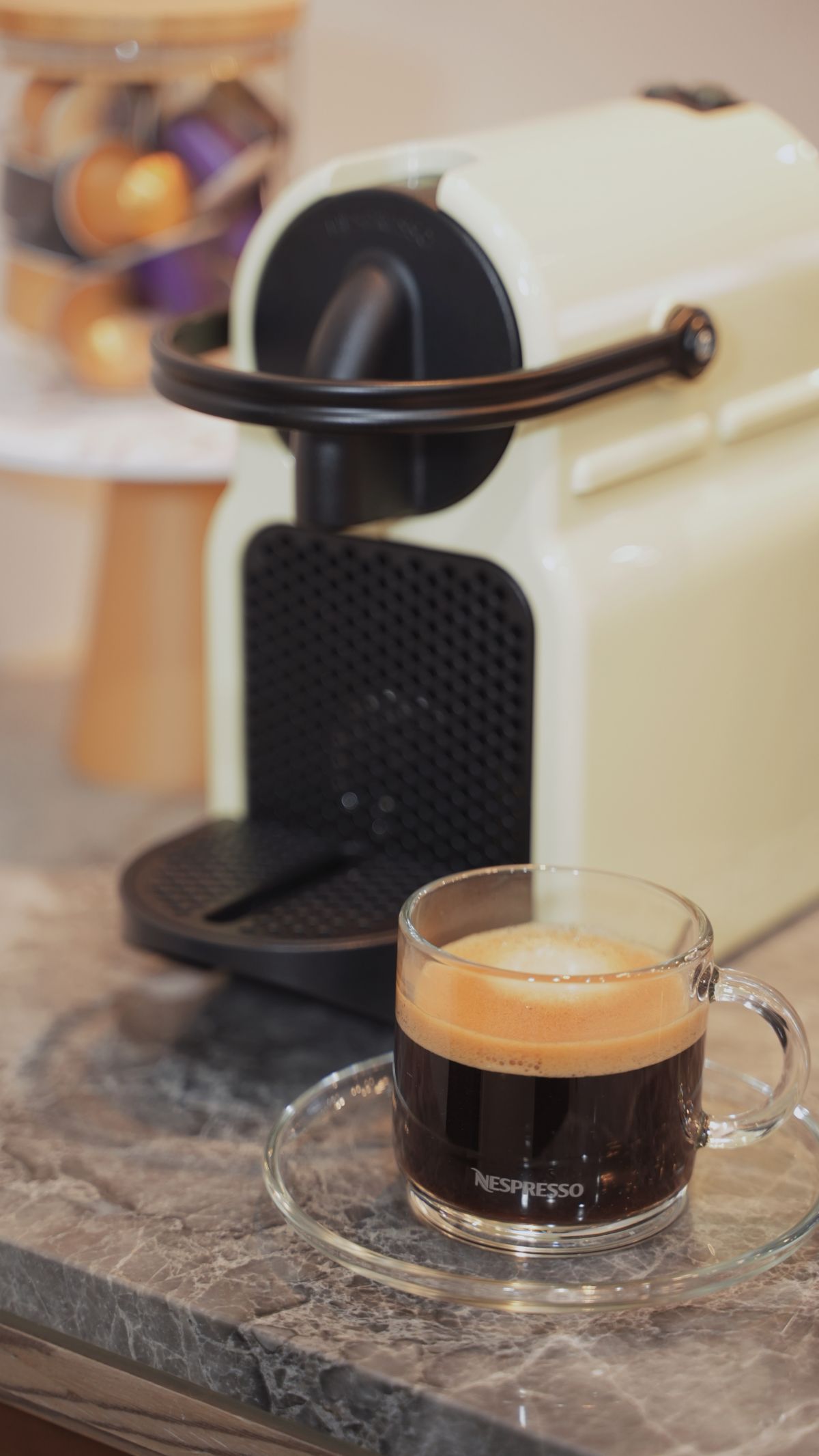 咖啡機怎麼選?為什麼我選擇 Nespresso Inissia 簡單,才是最極致的享受 - 第7張圖 Nespresso Inissia 19 Bar 高壓萃取成果 透明杯中清晰可見的義式濃縮與綿密金黃色 Crema